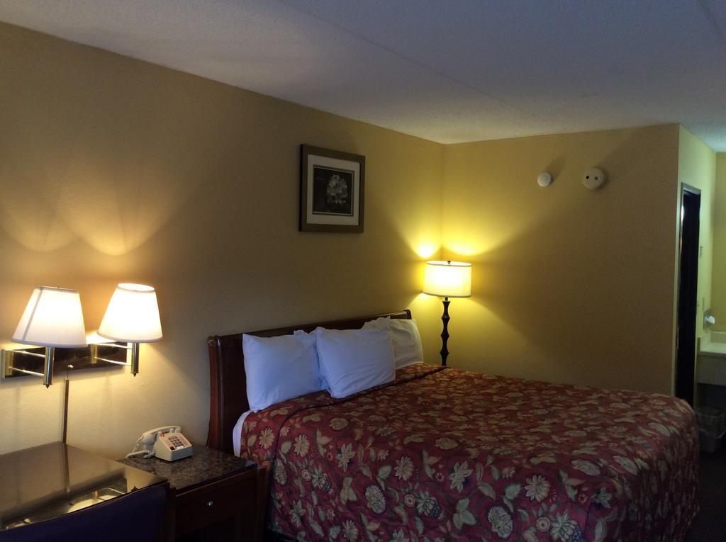 Days Inn By Wyndham York Alabama Bagian luar foto